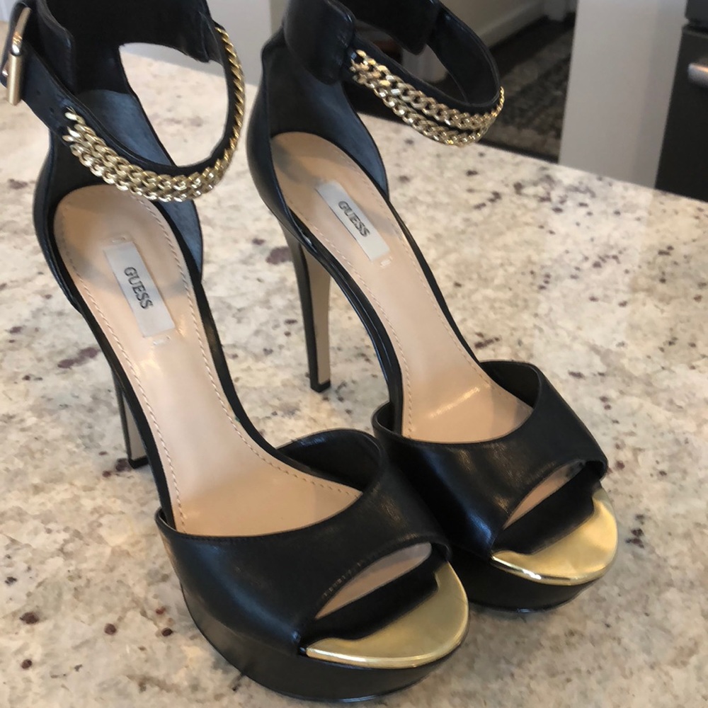 Size 9M Guess pumps
